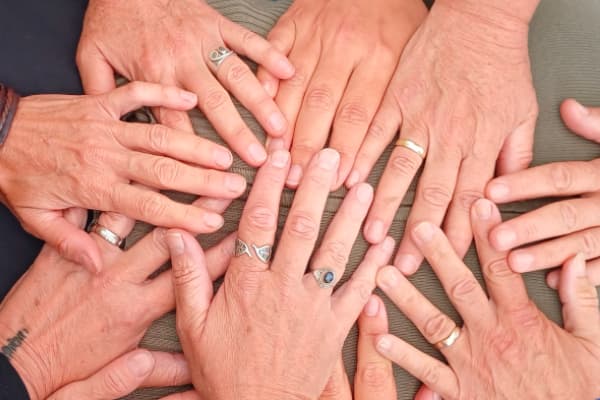 Kontakt & Verbundenheit - eine Gruppe hat eine enorme Wirkung - Hände die sich berühren - Copyright Michaela Höhle