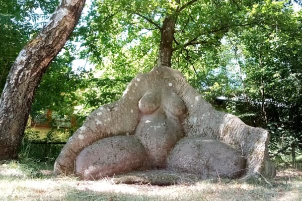 Raus aus dem Kopf - rein in den Körper - weibliche Skulptur in Weissenseifen - Körperarbeit - Copyright Michaela Höhle