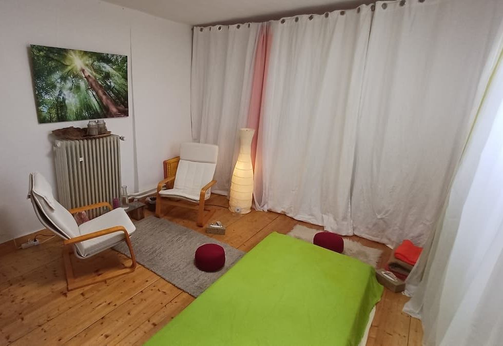Räume Wohlfühlraum Einzelsitzung Sitzgruppe in meinem Praxisraum für Coaching Körperarbeit & Schoßraum-Begleitung in Mainz - Copyright Michaela Höhle
